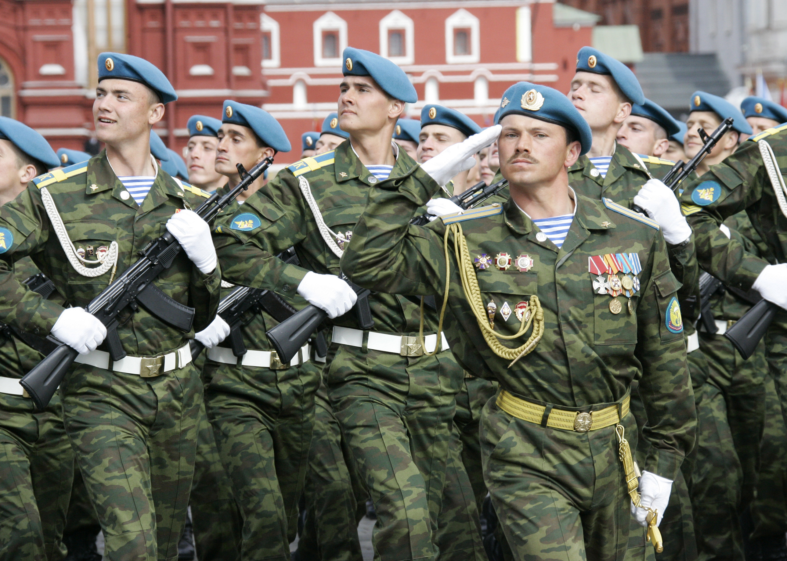 Кто такие военные. Солдат Российской армии. Десантники на параде. ВДВ парад. Солдаты России.