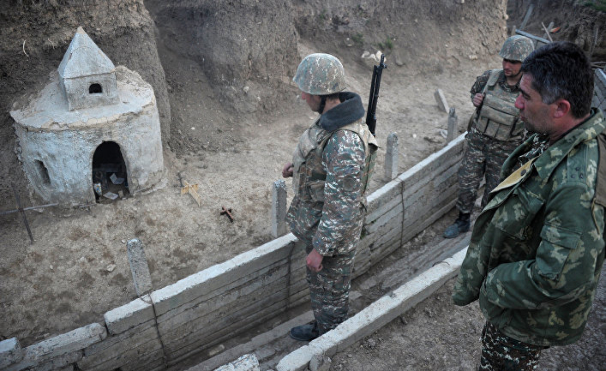 ВС Азербайджана оказались в "котле" в Карабахе: Армения пошла в наступление на юге