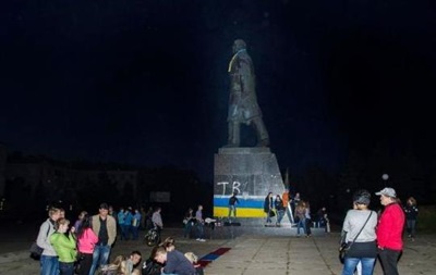 В Краматорске  памятник Ленину покрасили в цвета украинского флага