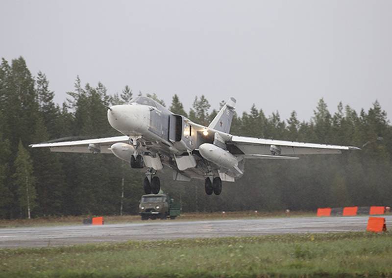 Российский бомбардировщик "Су-24" чуть не разбомбил село в Челябинской области: ракета упала в поле - кадры