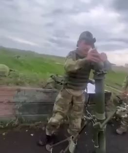 "За нас и за спецназ!" – появилось видео, как "гений" из армии РФ едва не подорвал свой минометный расчет