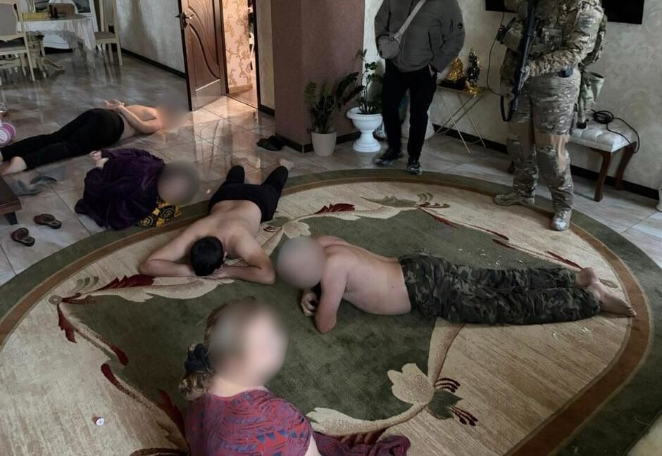 В Киеве "потомственные ясновидящие" выманивали деньги у женщин: прокуратура раскрыла схему мошенничества