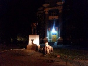 ​«Ленинопад» продолжается: в Харькове памятник вождю революции разломали, в Лисичанске – обезглавили
