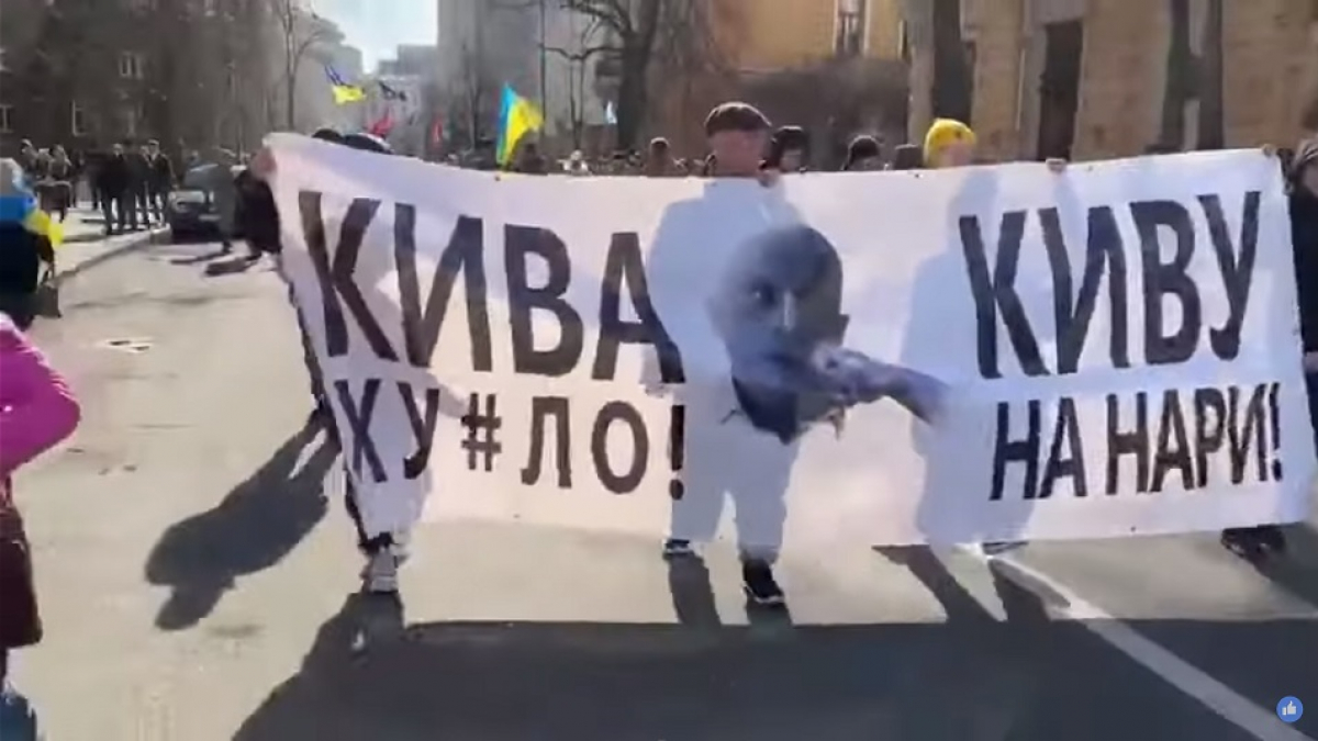 "Киву на нары, Кива Х**ло", - участники марша добровольцев в Киеве требуют наказать депутата "ОПЗЖ", кадры