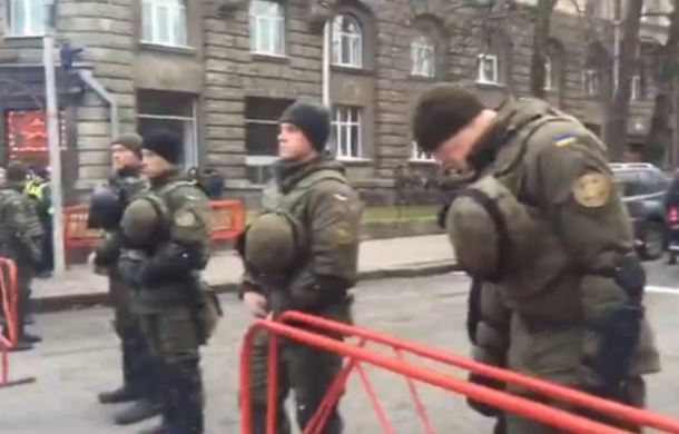 ​Саакашвили со сторонниками направился к Порошенко - под Администрацию стягивают военную технику: кадры