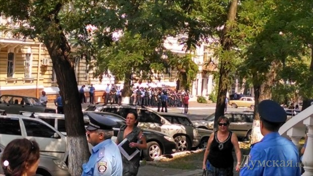Евромайдановцы в Одессе пикетируют областную милицию