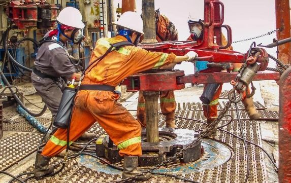 В РФ бьют тревогу из-за падения цен на нефть: бюджет трещит