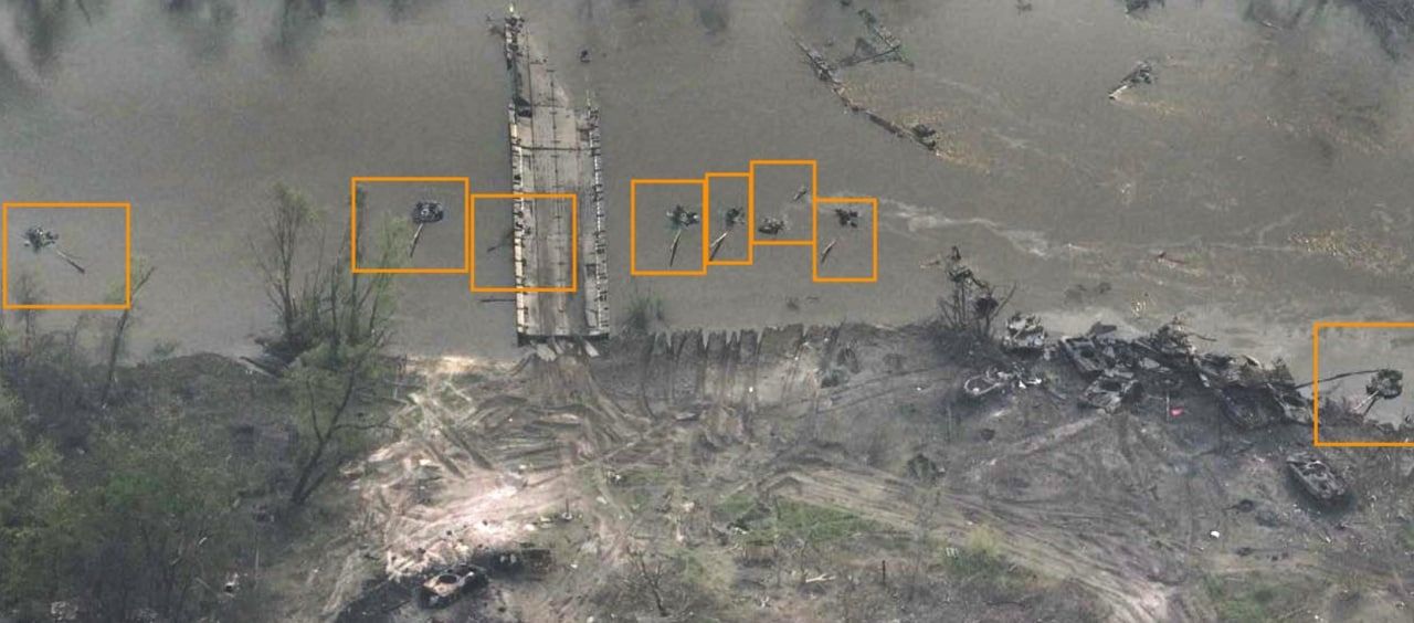 ​Оккупанты утопили танки, пытаясь отступить вброд через Северский Донец, - Павел Кашчук показал кадры