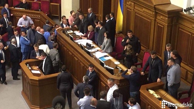 ​Битва за законопроект по Донбассу продолжается: депутатам удалось добиться исключения из документа спорного момента с Минскими соглашениями