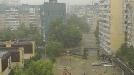 ​В Днепропетровске ураганный порыв ветра обрушил стекло на женщину
