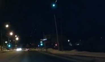 Видеорегистратор случайно запечатлел огненный шар, пролетающий в небе над Уралом, – кадры