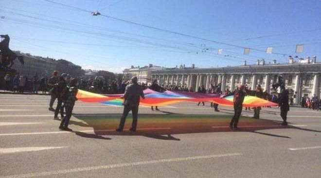 В Санкт-Петербурге полиция арестовала активистов ЛГБТ-сообществ на первомайском шествии за флаг крымских татар