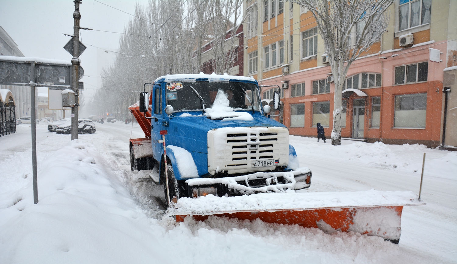 СМИ: В "ДНР" зимняя стихия заблокировала движение машин на 15 трассах - боевикам "одолеть" снег не по силам 