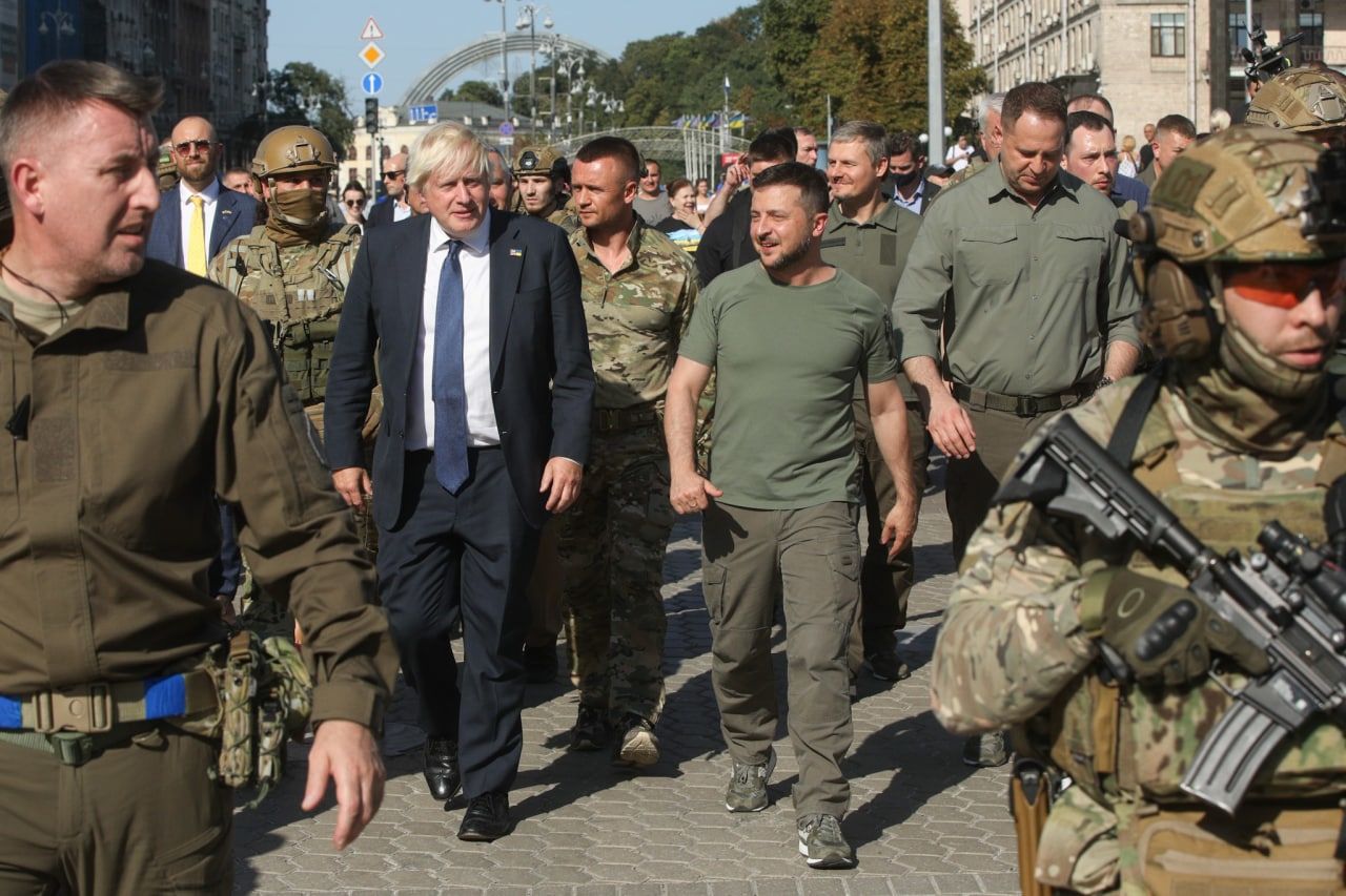 ​Борис Джонсон с неожиданным визитом прибыл в Киев и погулял с Зеленским по центру столицы