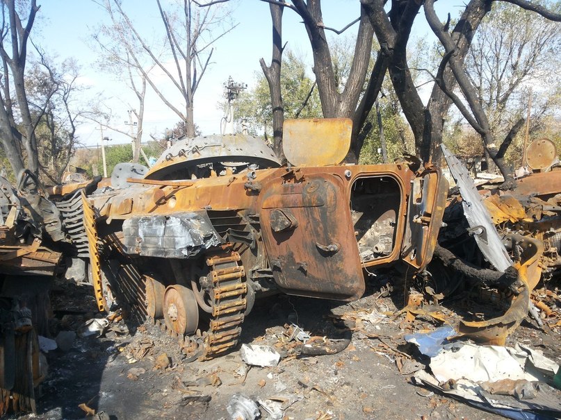 Останки военной техники в ходе боев за аэропорт Донецка