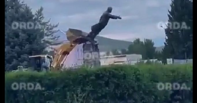 В Казахстане оригинально "отреставрировали" памятник Ленину: вождь врезался носом в землю