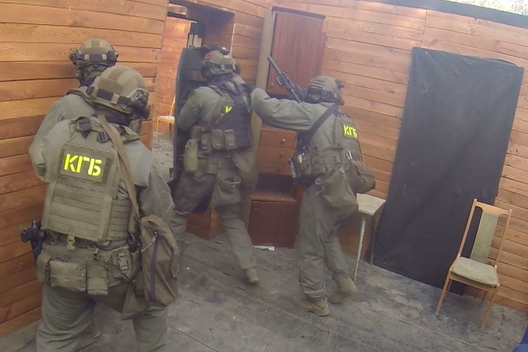 "Диман ранен, вытаскивай!" - КГБ Беларуси показал кадры расстрела своего сотрудника в Минске