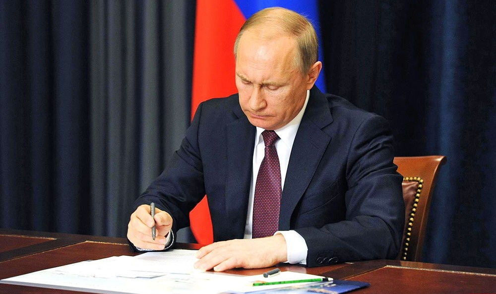 Указ Путина о запрете иностранцам владеть землей в Крыму вступил в силу: кого это коснется