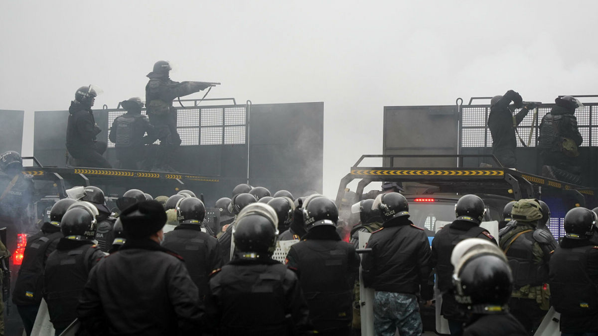 Число пострадавших в Алматы подходит к 200: протестующие стреляют по военным