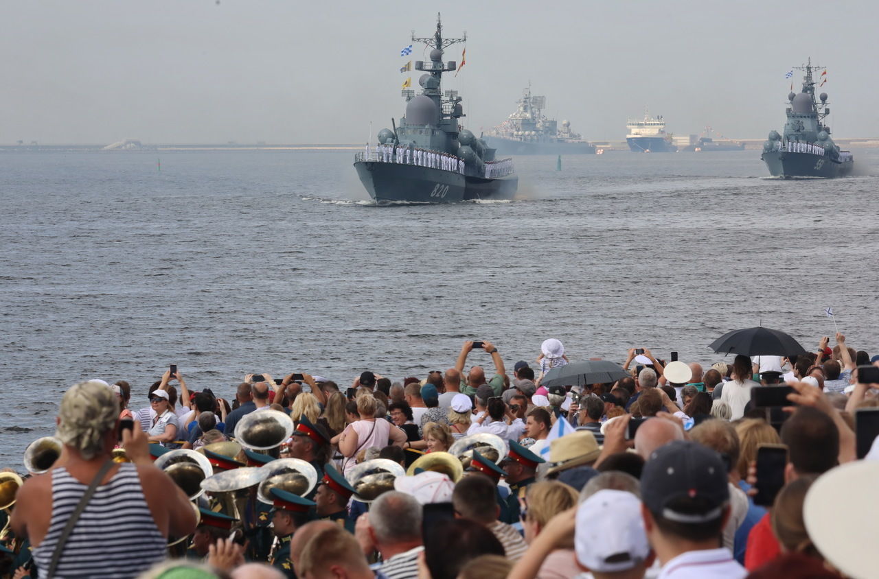 ​В Приморье весело отметили день ВМФ: сигнальная ракета угодила женщине в бедро, кадры