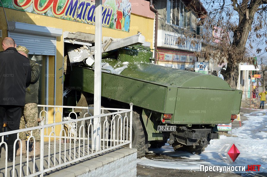 В Николаеве бензовоз с военными разнес зоомагазин: опубликованы первые кадры с места ЧП, есть жертвы