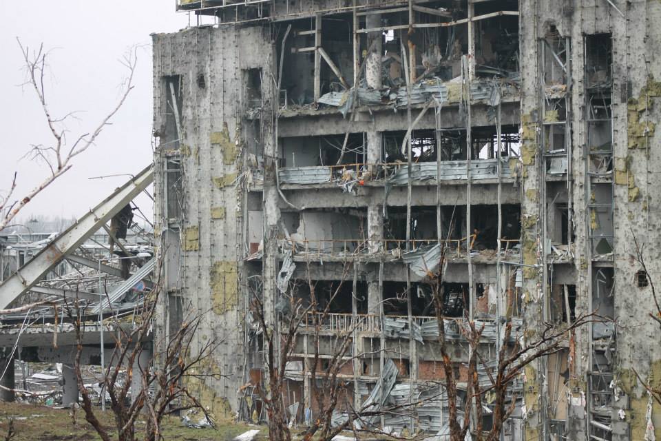 Как сегодня выглядит Донецкий аэропорт: сгоревшие танки, остатки самолетов и изувеченный терминал