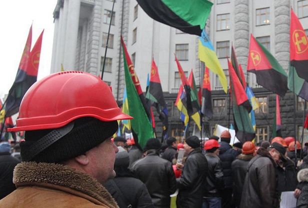 Каски об асфальт: украинские горняки требуют зарплат от Яценюка