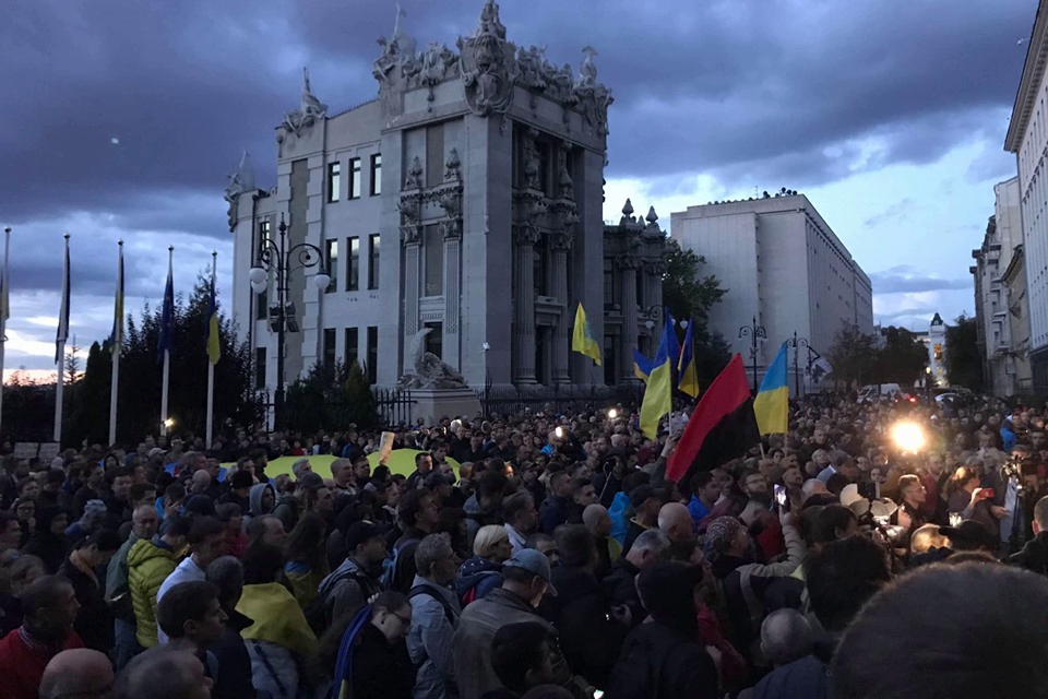 ​Тысячи украинцев под Офисом Зеленского скандируют: "Капитуляции нет!" - онлайн-трансляция