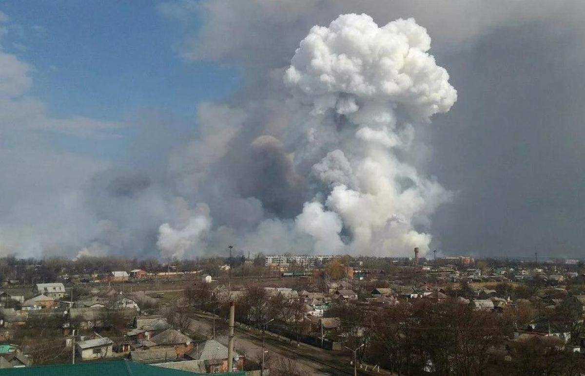 Эвакуированы тысячи человек, горит земля, взрывы не смолкают: что происходит на военном складе под Рязанью