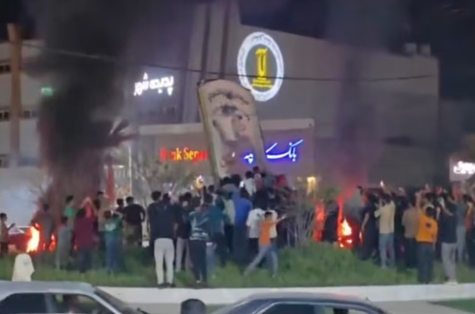 В Иране протестующие на фоне ликвидации Хаменеи снесли памятник его предшественника