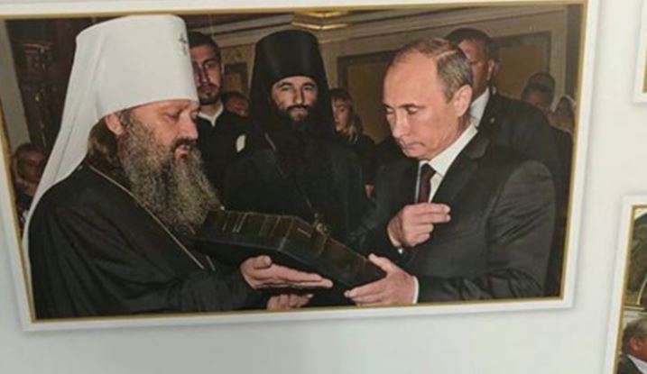Киево-Печерская Лавра вывесила фото с крестящимся Путиным: кадр "взорвал" Сеть и вызвал крупный скандал