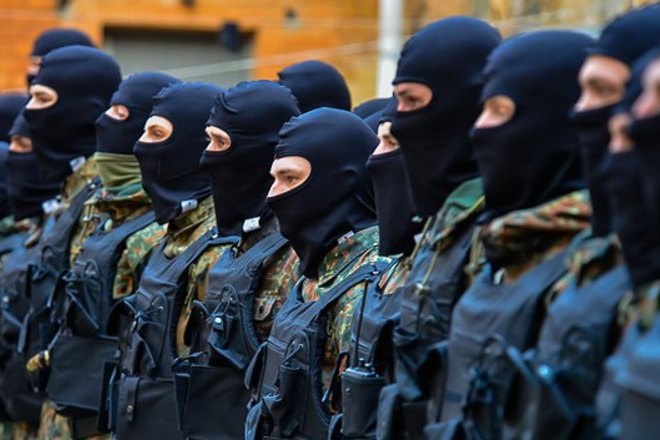 Вооруженные бойцы "Азова" принимают участие в факельном шествии в Киеве