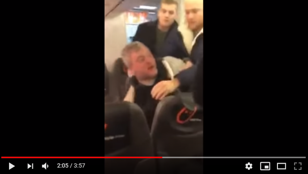 Пьяному пассажиру выбили зубы в аэропорту Львова после его поступка, видео