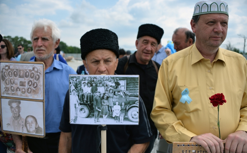 Оккупанты напечатали учебник для школьников с фейковой историей Крыма: "Встречали немцев цветами и вином", – фото