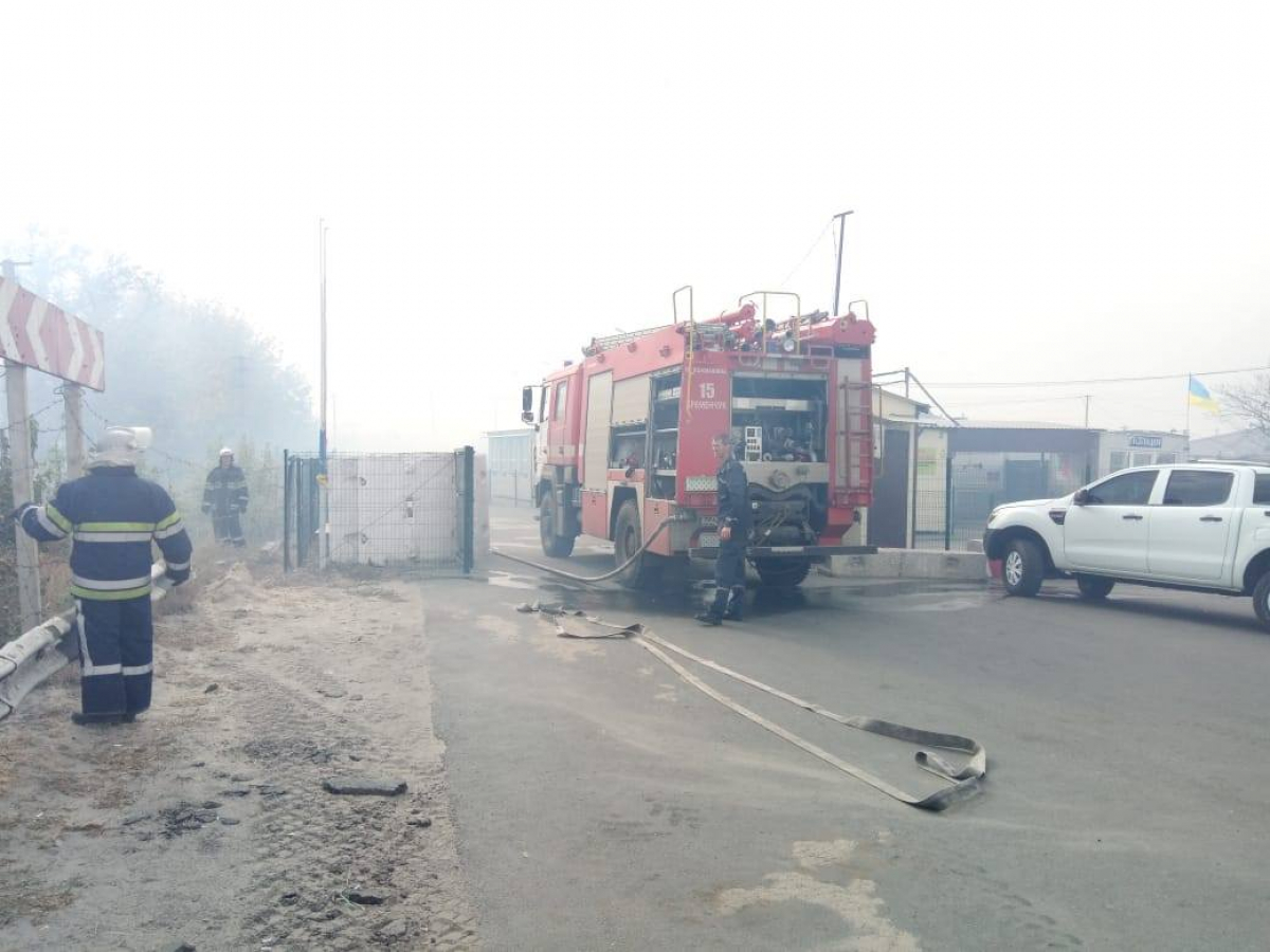 Пожар в Станице Луганской: горит целая улица, начали детонировать снаряды - кадры