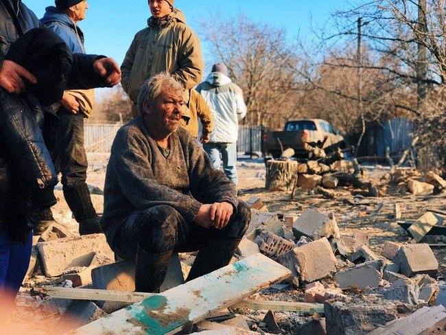 Больше чем фото: русскоязычный пенсионер на руинах своего дома - РФ "спасала" его артобстрелом, а он чудом выжил