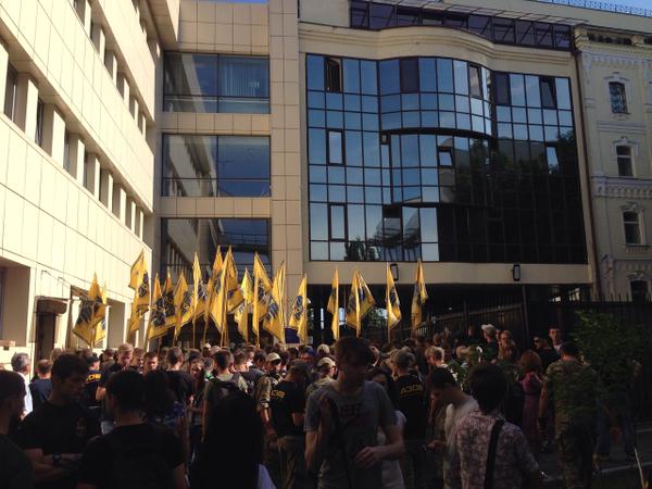 ​«Азов» блокировал здание государственной фискальной службы Украины