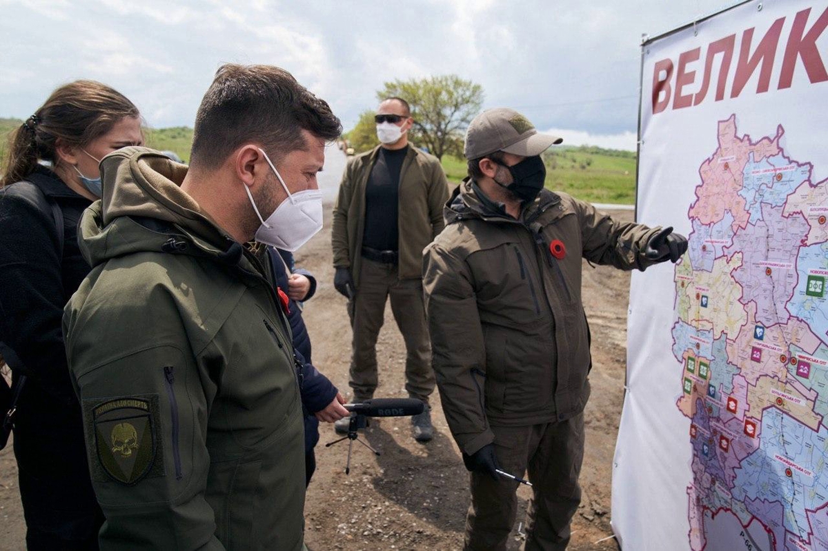 ​Зеленский полетел на Донбасс с шевроном, разозлившим росСМИ, кадры
