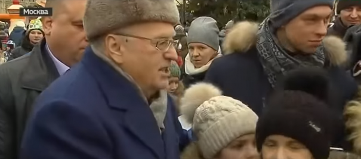 Жириновский, крича: "Крепостные, инвалиды, подходи", - раздал деньги людям в Москве  - видео