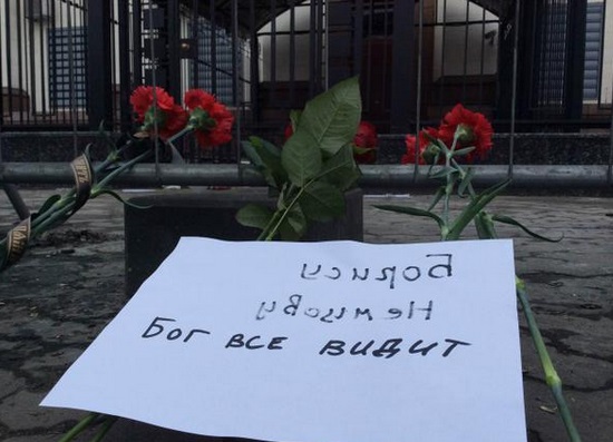 Киевляне несут цветы к посольству России в знак памяти о Борисе Немцове