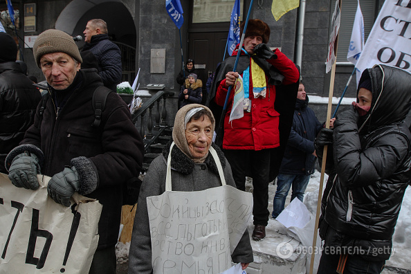 Падающие в обморок маргиналы и замерзшие пенсионеры: в Киеве завершился второй день протестов под Нацбанком