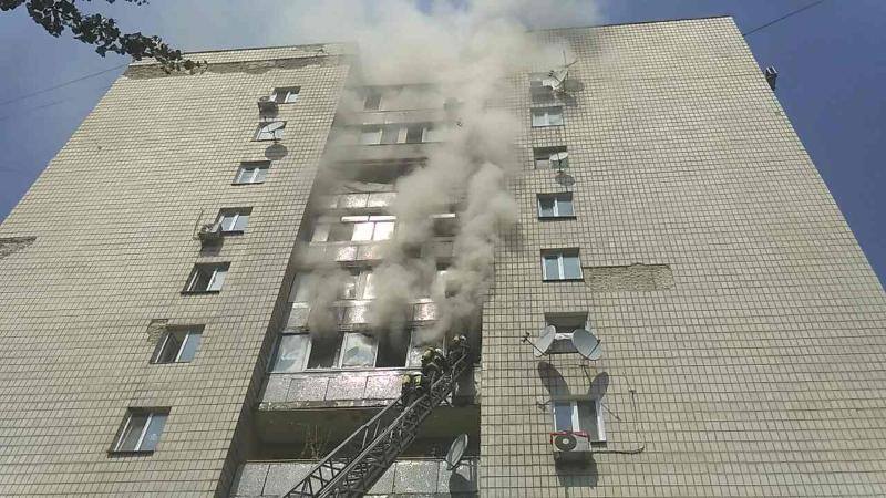 Смертельный пожар в Киеве: одна из жертв выпрыгнула с окна на 9 этаже, еще два трупа обнаружили в сгоревшей квартире
