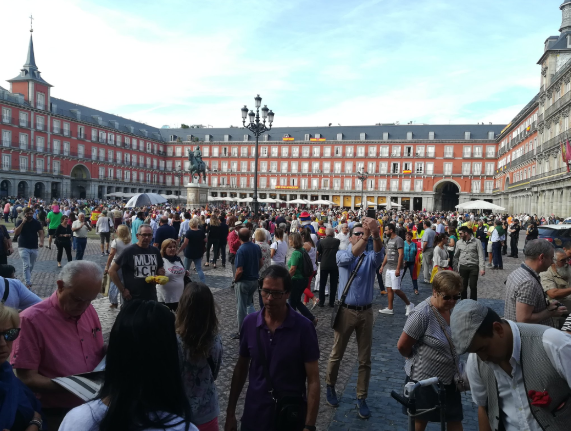 В столице Испании проходит мирная демонстрация в поддержку единства страны