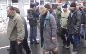 По улицам Донецка провели пленных "киборгов"