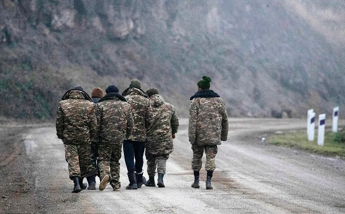 Азербайджан показал 12 пленных армянских военных: солдаты на земле со связанными руками