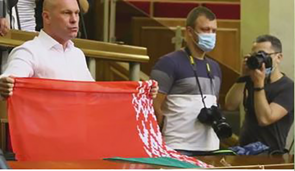 Кива забрался в ложу прессы в Раде и начал кричать после появления флагов Беларуси