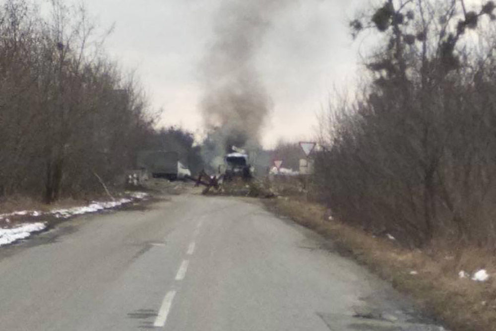 Армия Путина прямой наводкой подбила из танка авто медика-волонтера под Киевом