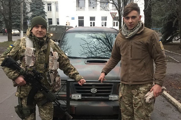 Украинские воины станут еще мобильнее: семинаристы из Тернополя передали в зону АТО внедорожник Suzuki. Кадры