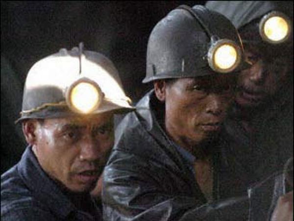 В Китае не менее 20 шахтеров заблокированы под землей
