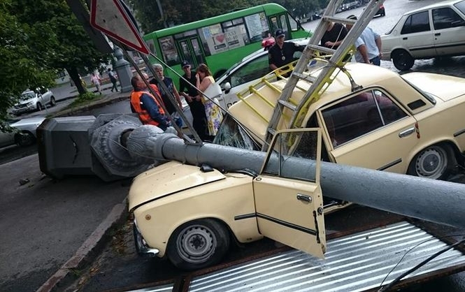 В Харькове железный столб упал на машину, внутри которой находился водитель